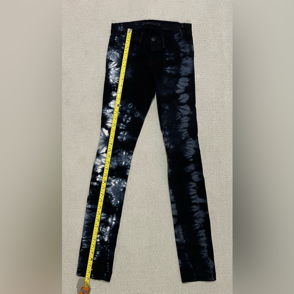 J BRAND // Low Rise Pencil Leg Jeans. SZ: 24. Black, Grey Tie-Dye.